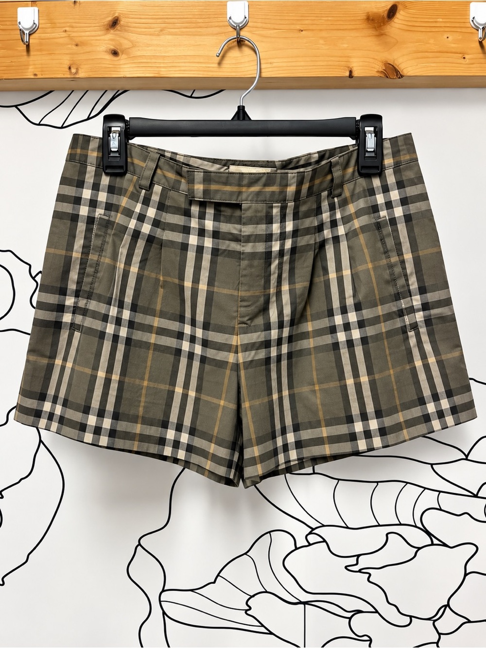 Burberry Olive and Beige Plaid Tailored Women's Shorts (397)